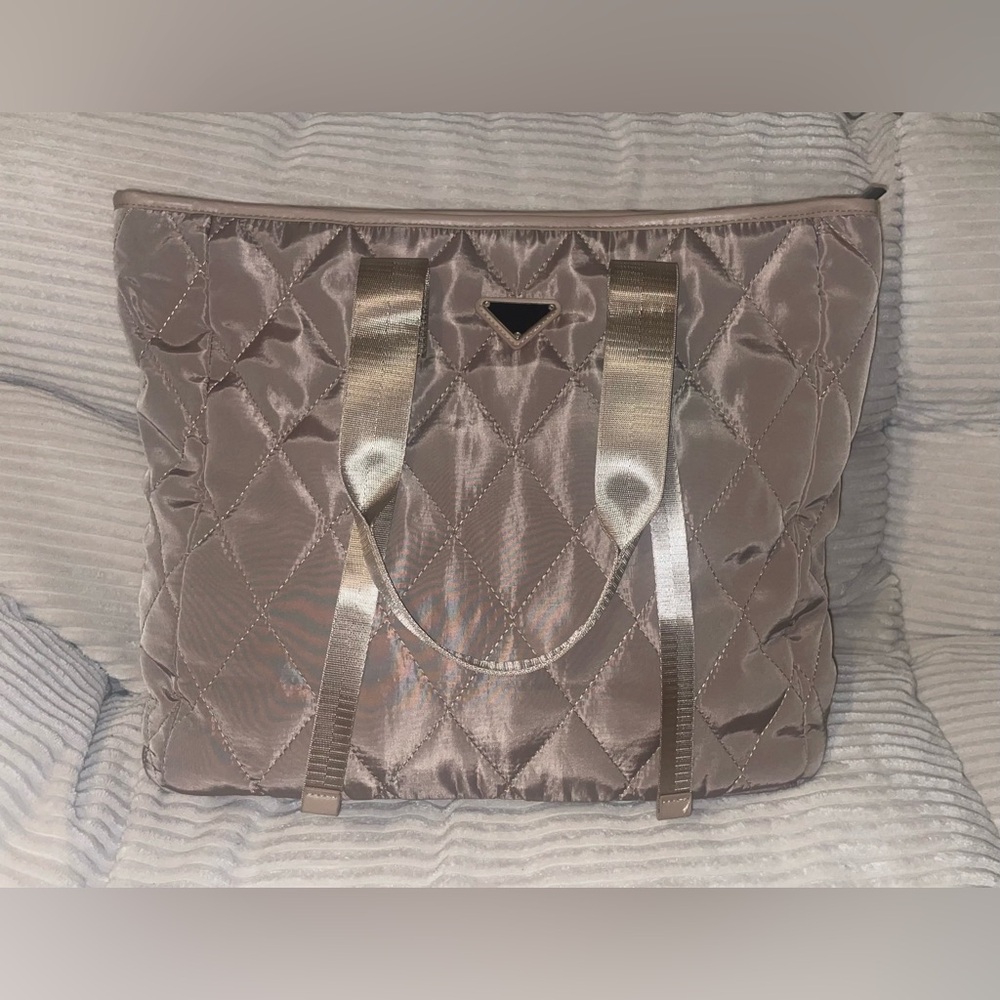 Stylish Quilted Tote! 🥳